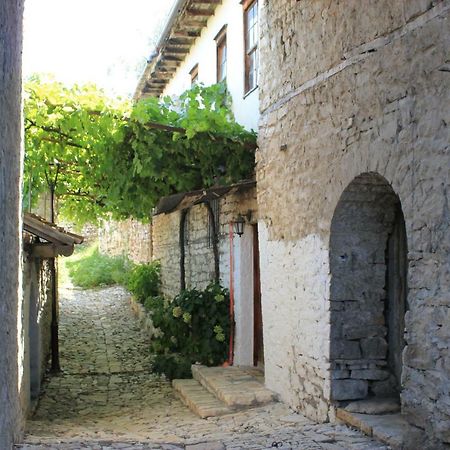 Guest House Toli Inside Berat Castle Esterno foto