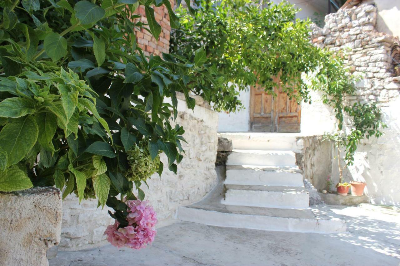 Guest House Toli Inside Berat Castle Esterno foto