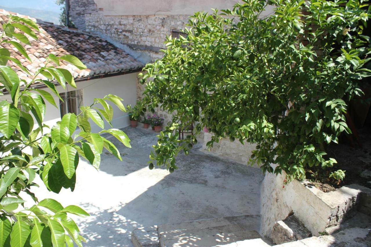 Guest House Toli Inside Berat Castle Esterno foto