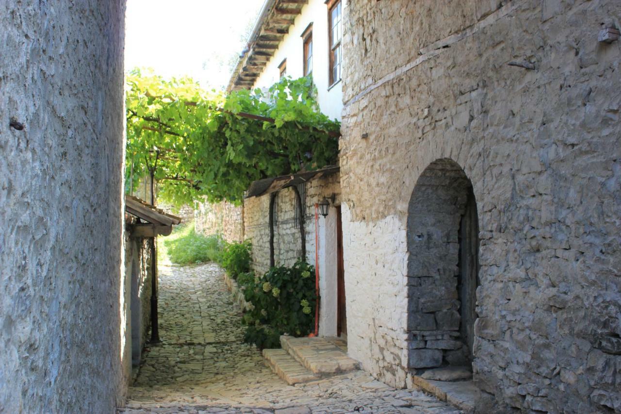 Guest House Toli Inside Berat Castle Esterno foto