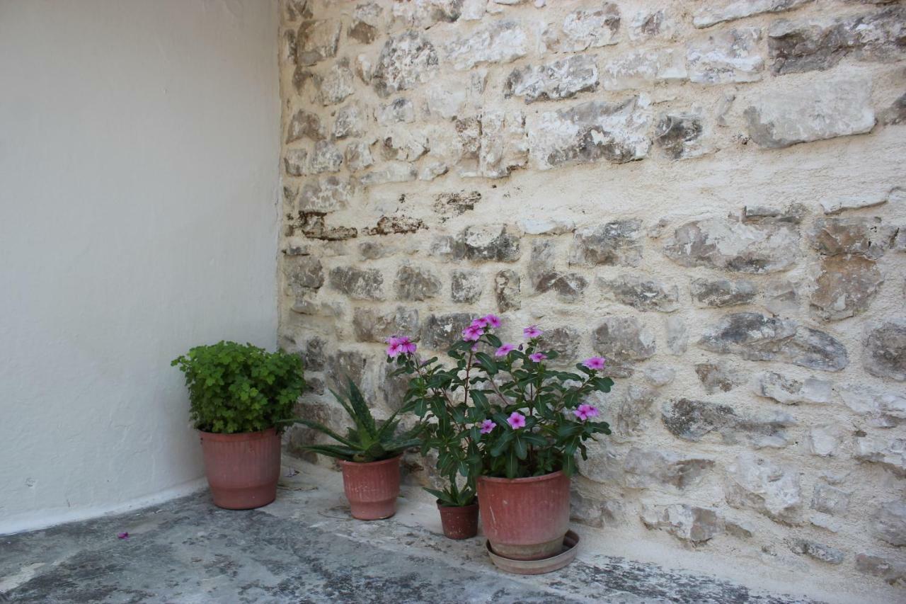 Guest House Toli Inside Berat Castle Esterno foto