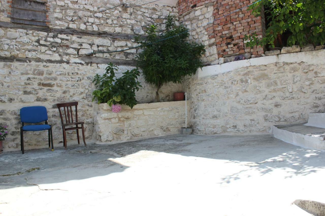 Guest House Toli Inside Berat Castle Esterno foto
