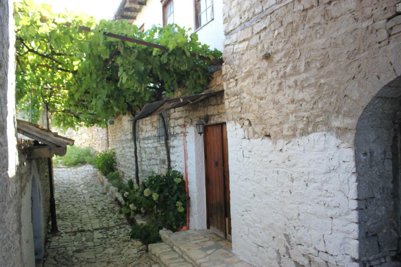 Guest House Toli Inside Berat Castle Esterno foto
