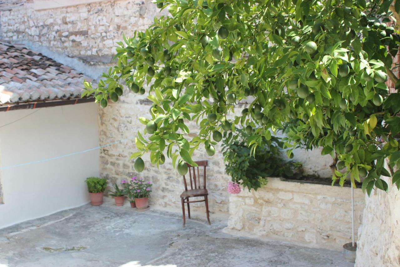 Guest House Toli Inside Berat Castle Esterno foto