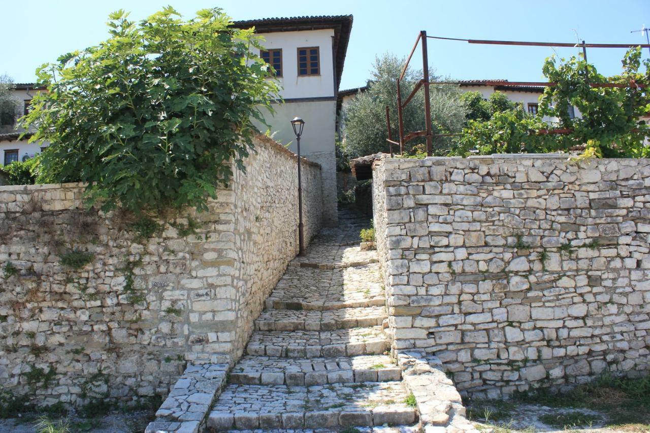 Guest House Toli Inside Berat Castle Esterno foto
