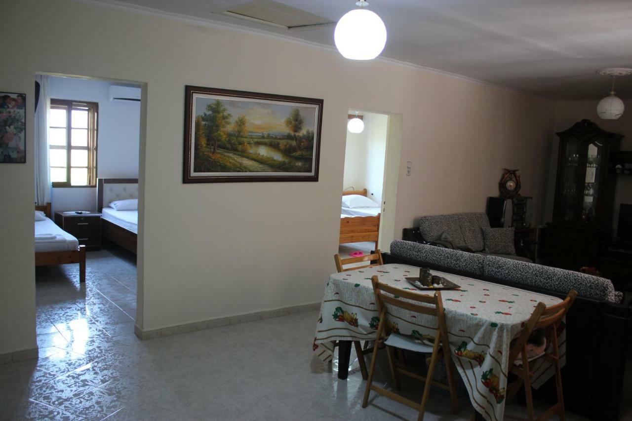 Guest House Toli Inside Berat Castle Esterno foto