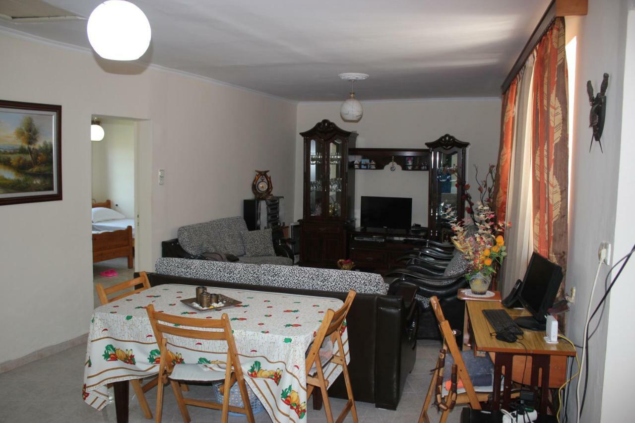 Guest House Toli Inside Berat Castle Esterno foto