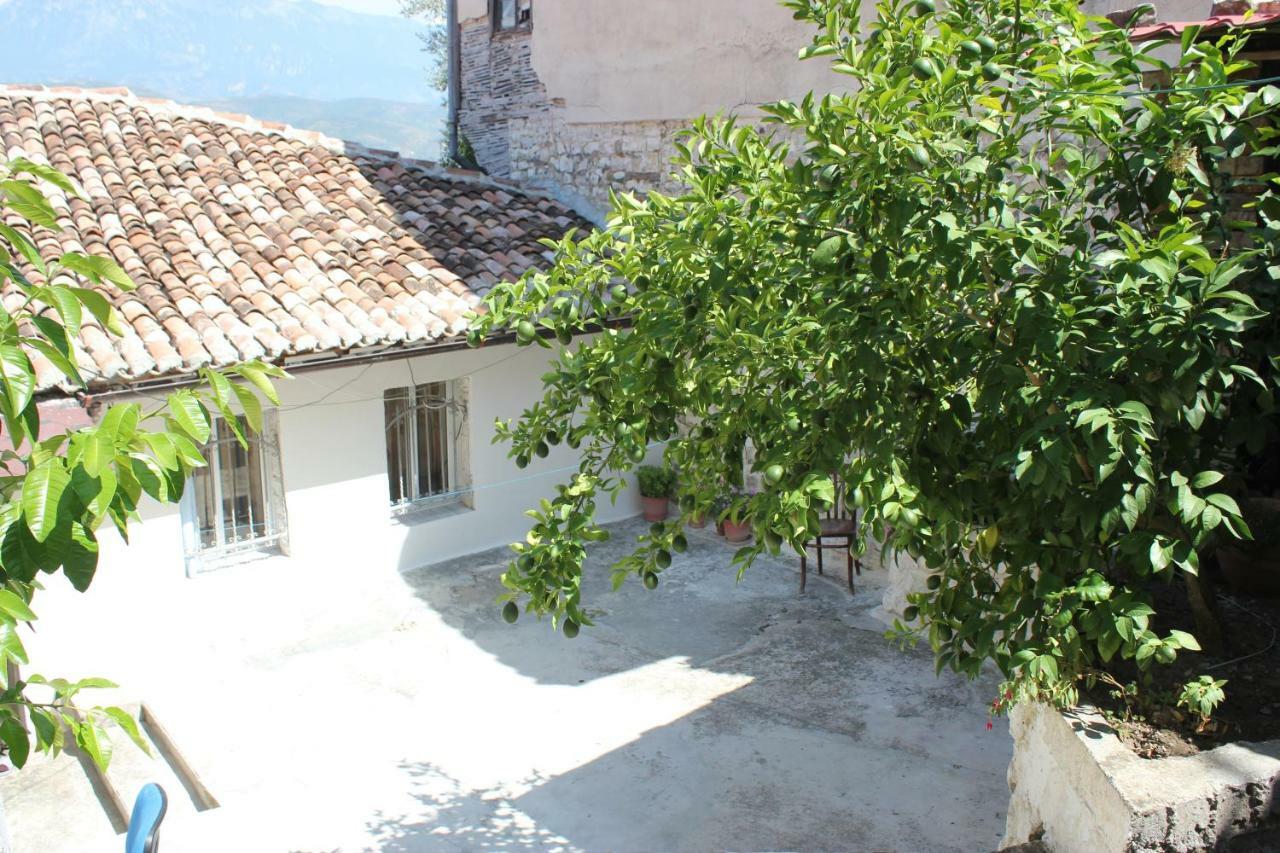 Guest House Toli Inside Berat Castle Esterno foto