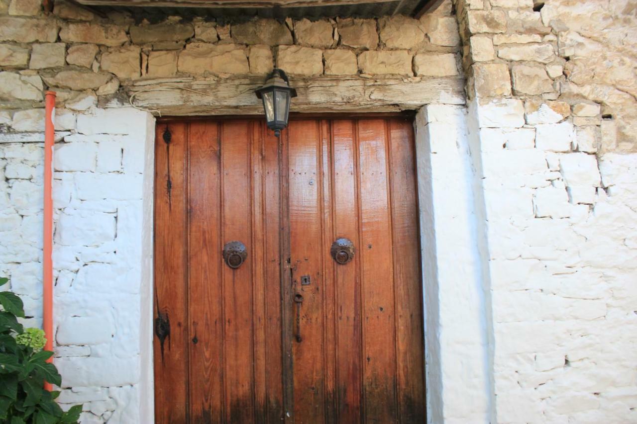 Guest House Toli Inside Berat Castle Esterno foto
