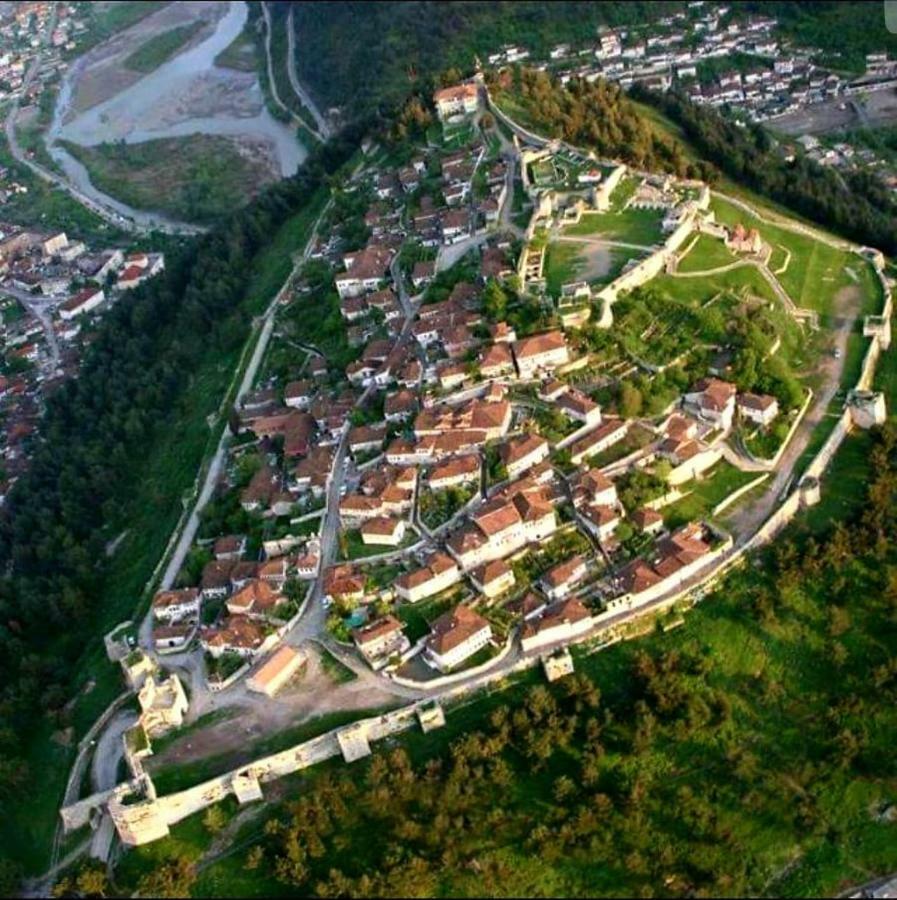 Guest House Toli Inside Berat Castle Esterno foto